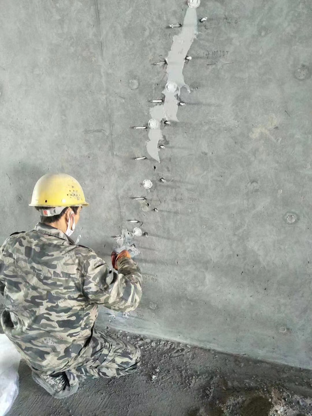 日喀则混凝土楼板裂缝加固施工的方案